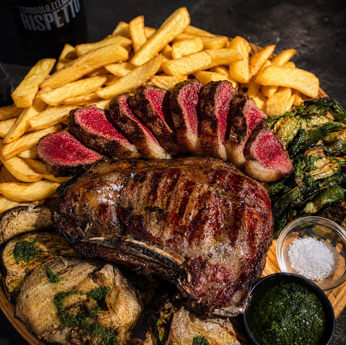 Tagliata di carne con salsa verde chimichurri argentina