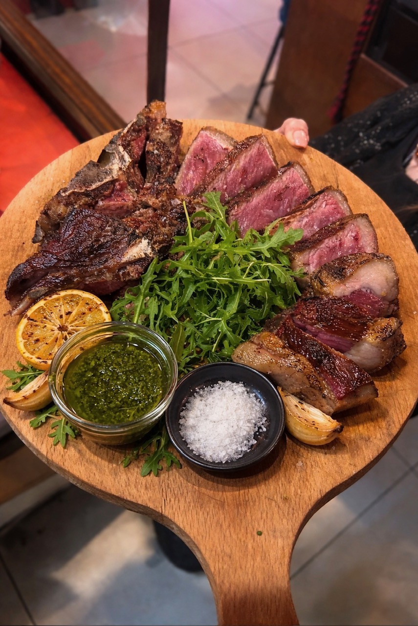 Tagliata di manzo alla brace con verdure - Specialità del ristorante di carne Cervia