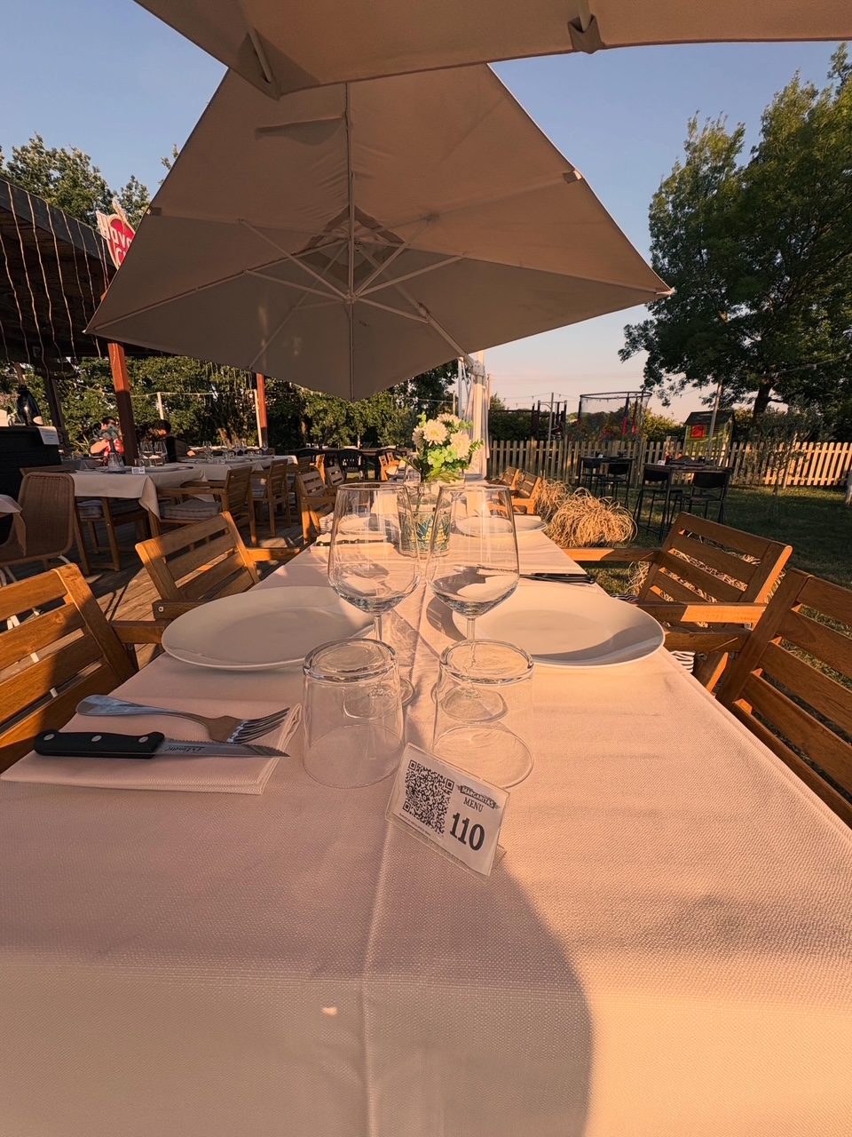 Tavolo per cena estiva in giardino